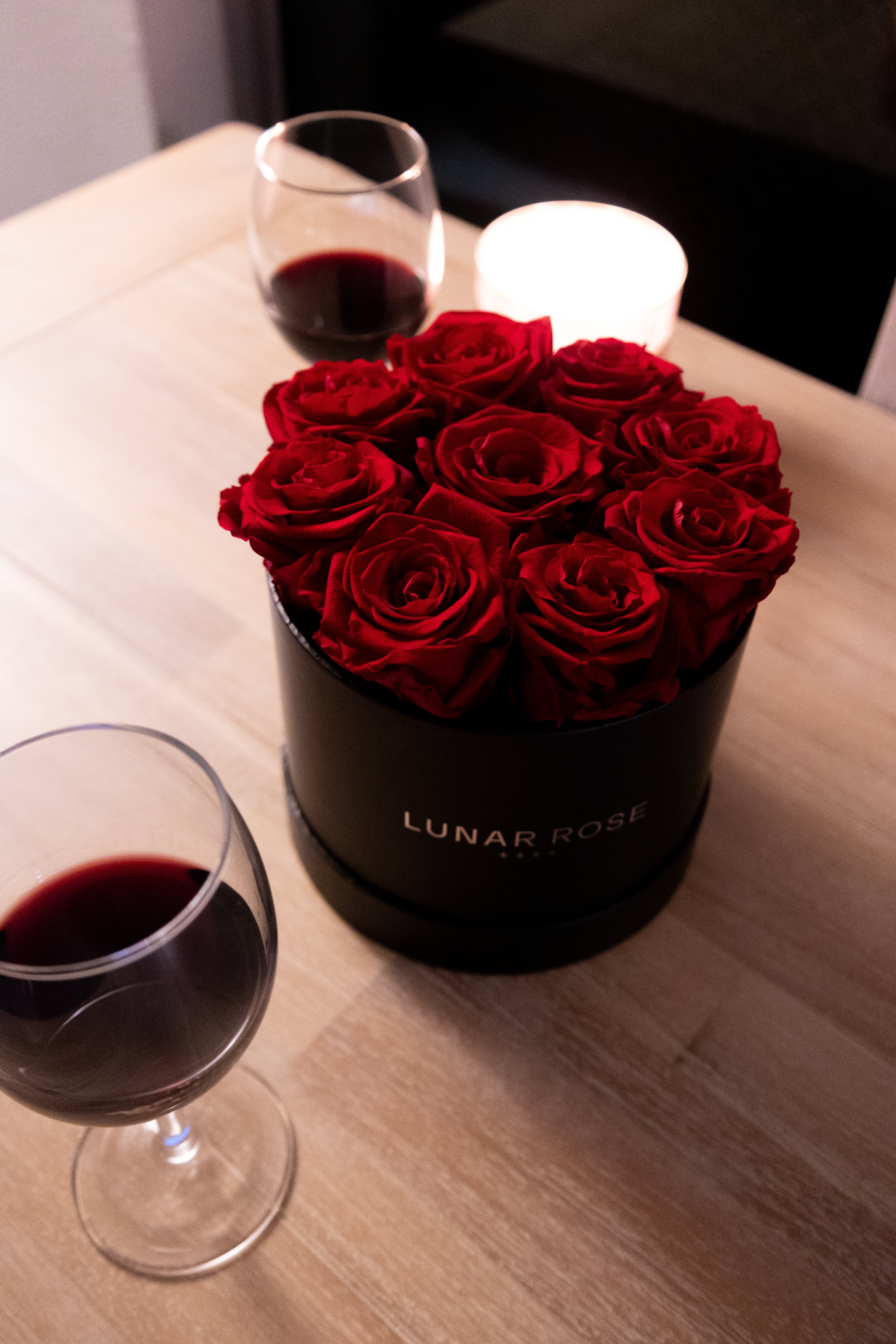 【美品】LUNAR ROSE プリザーブドフラワー　ローズ　バラ　薔薇 新時代のラグジュアリーギフト】枯れないバラが話題！LUNAR ROSEが